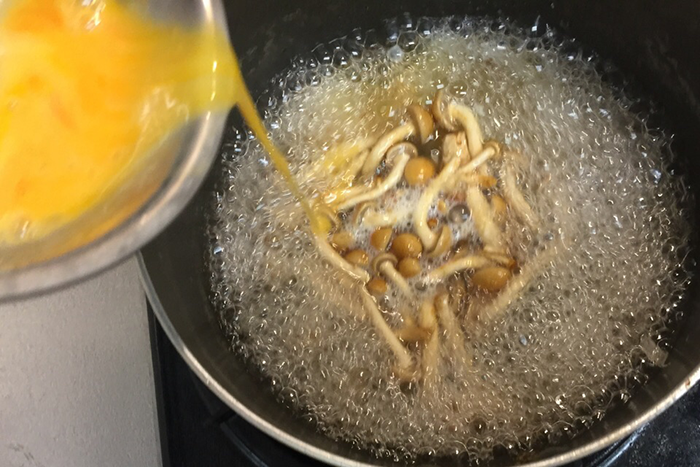 塩胡椒を入れたら、ぐるっと一周菜箸で混ぜましょう。混ぜすぎるとふわふわの卵が崩れてしまうので注意してください。