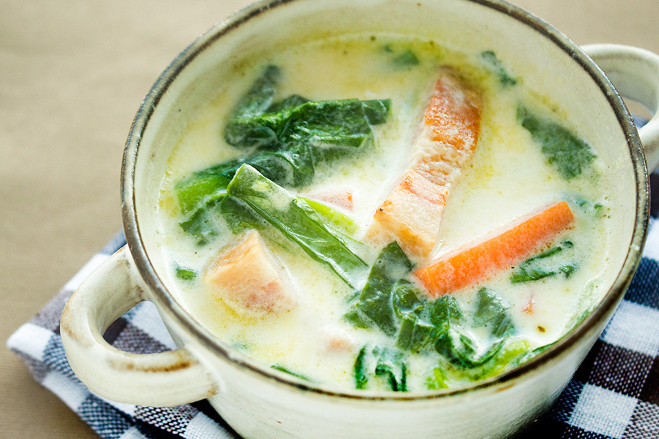 温まる小松菜と人参のミルクスープは栄養たっぷり