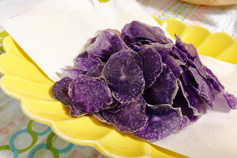 揚げずに簡単♪シャドークイーン（じゃがいも）を使った紫色のポテトチップス