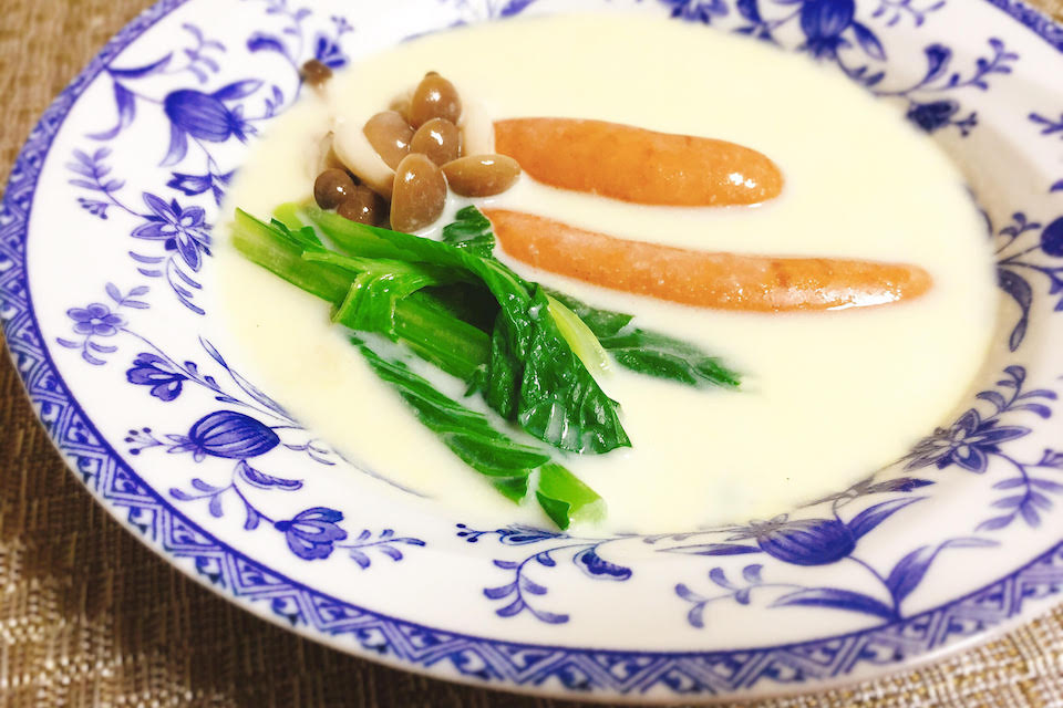 簡単5分で朝食にもおすすめ♪小松菜とソーセージのポトフ風ミルクスープ
