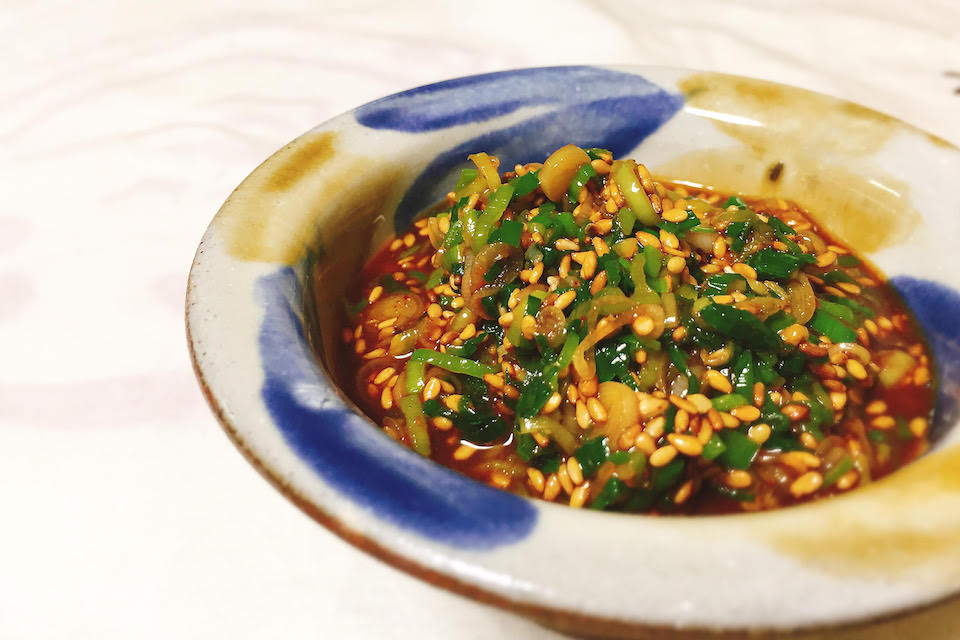 ピリ辛が食欲を増進させる韓国風葉にんにくのピリ辛醤油漬け
