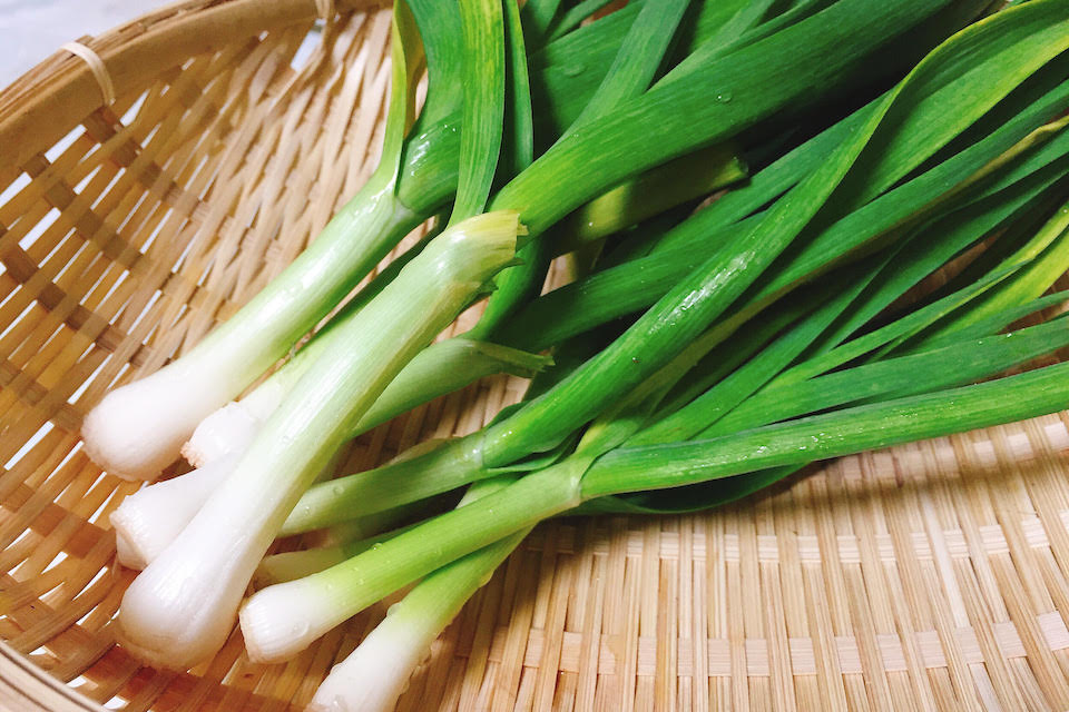 ピリ辛が食欲を増進させる韓国風葉にんにくのピリ辛醤油漬け 旬の野菜レシピ