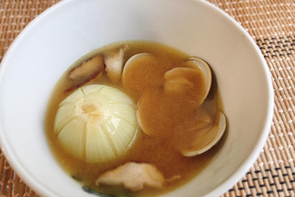 コンソメベースの洋風スープ♪小ぶりな玉ねぎを丸ごと入れたハマグリの味噌汁