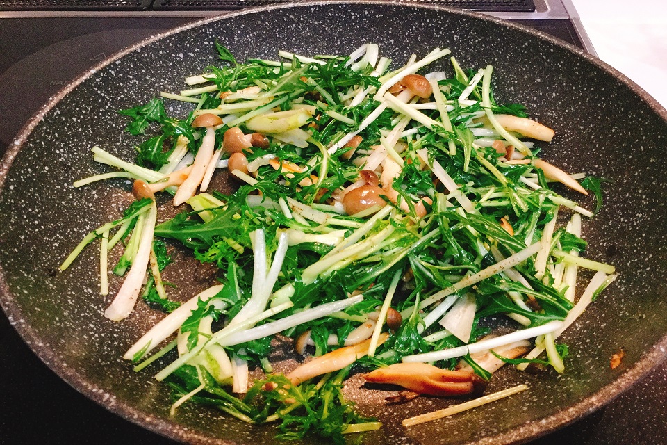 水菜としめじの炒めものでみずみずしい水菜をシンプルに味わう 旬の野菜レシピ