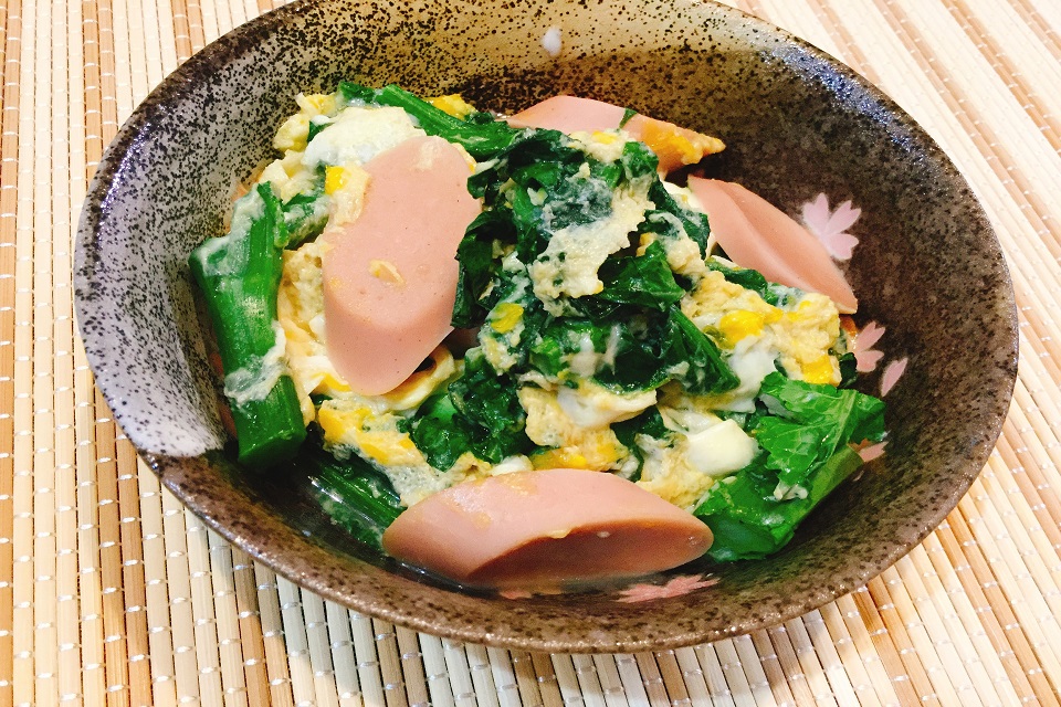 ほろ苦い美味しさを味わえる！緑がきれいな菜花・かき菜と魚肉ソーセージの卵とじ
