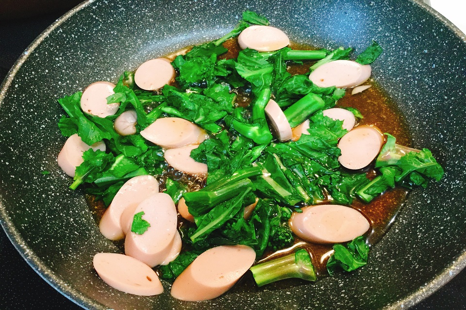 ほろ苦い美味しさを味わえる 緑がきれいな菜花 かき菜と魚肉ソーセージの卵とじ 旬の野菜レシピ