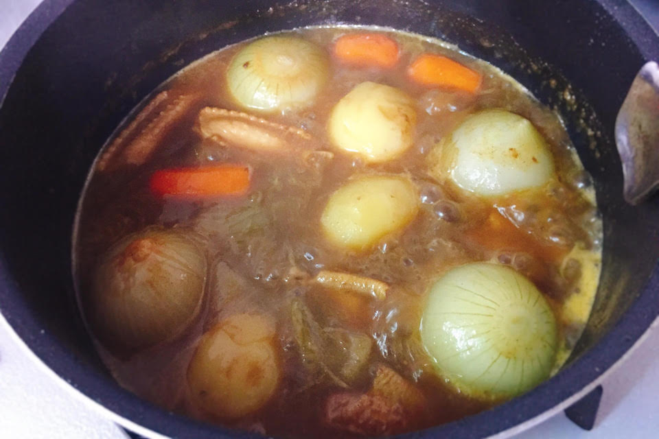 じっくり煮込んでトロトロ ちょうどいいサイズの小玉ねぎを丸ご入れたチキンカレースープ
