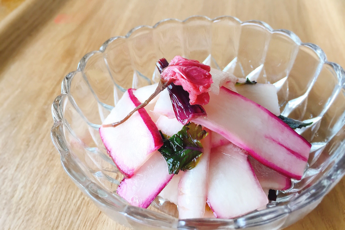 小皿にぴったりの苦味や辛味がほとんどないひのなかぶの桜香る桜漬け