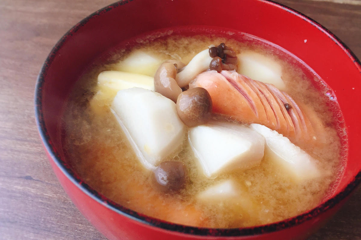朝食にピッタリの里芋（大野芋）とソーセージの味噌バタースープ
