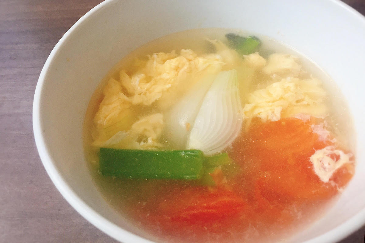ささっとできちゃう葉玉ねぎとトマトの中華風たまごスープ